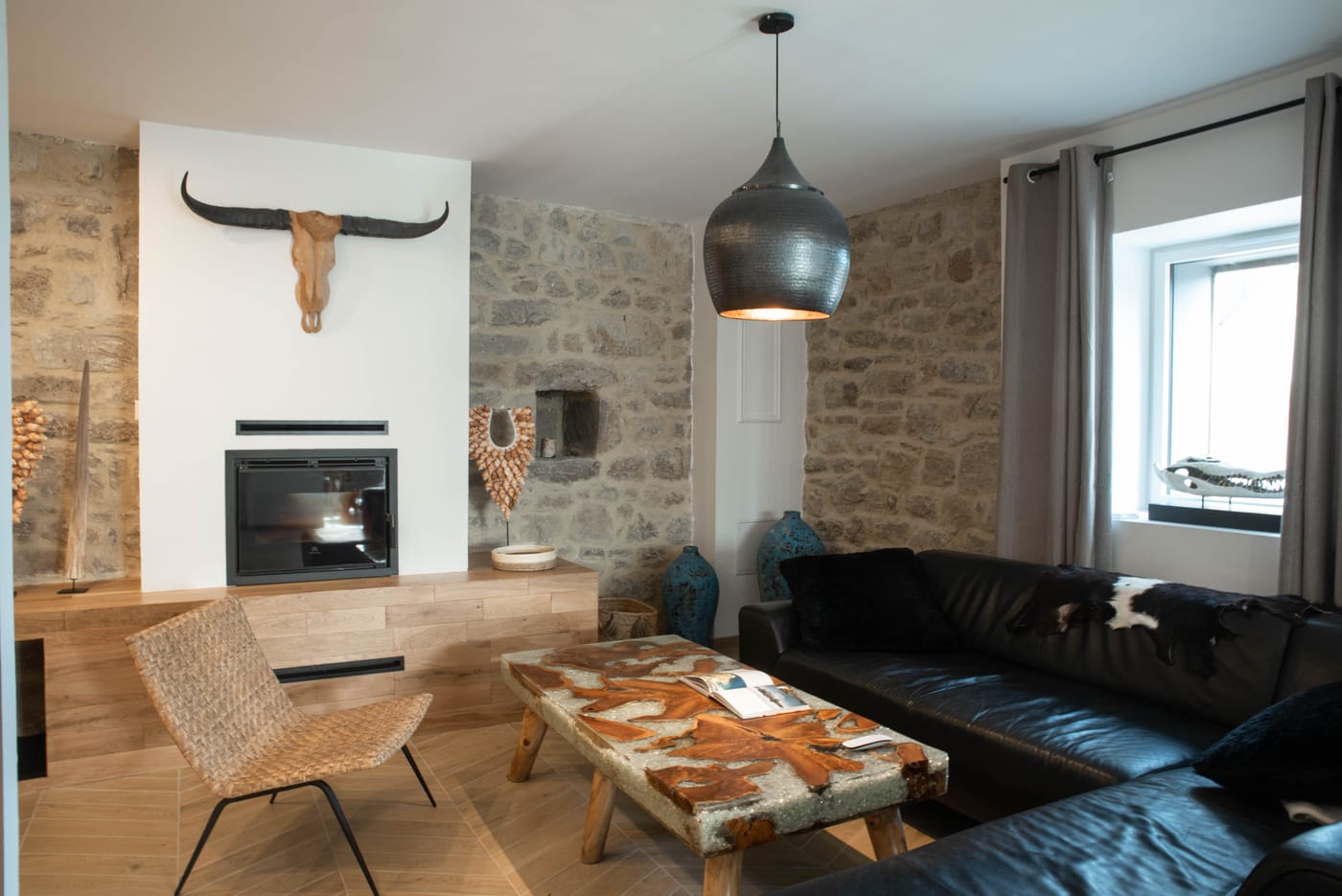 Salon cosy de La Grange Côté Mer avec cheminée à insert
