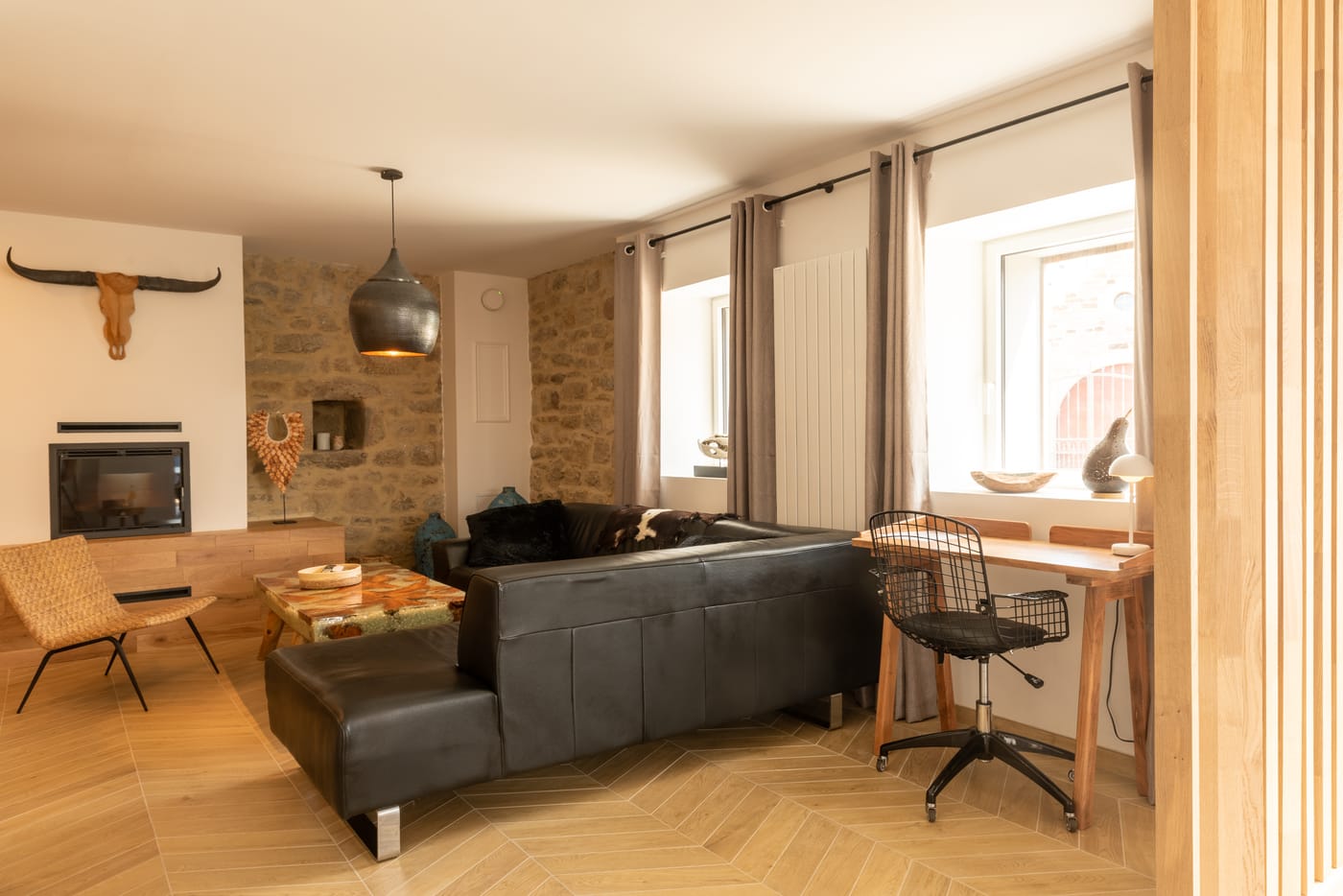 Salon avec mur en pierre apparente