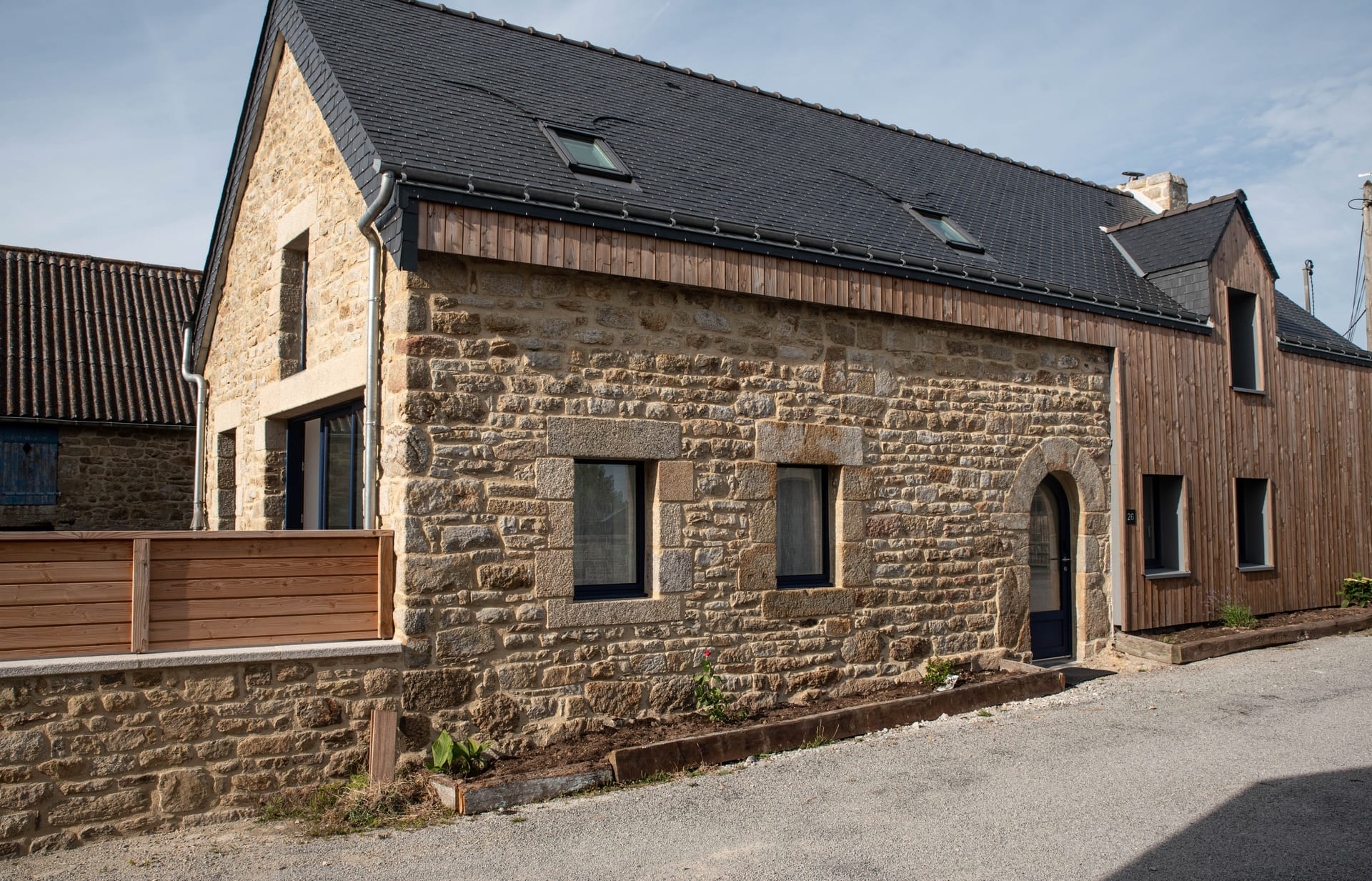 La Grange Côté Mer, longère bretonne rénovée, au coucher du soleil